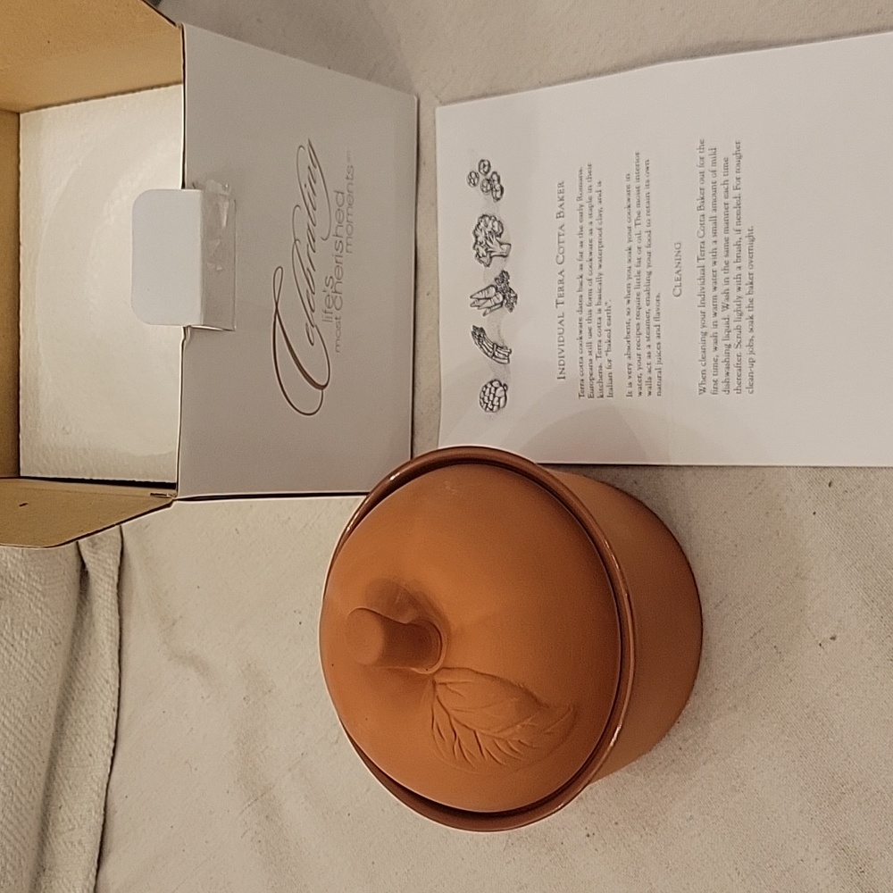House of Lloyd individual Terra Cotta Baker 5 in. x 2.5in. bowl with lid. New